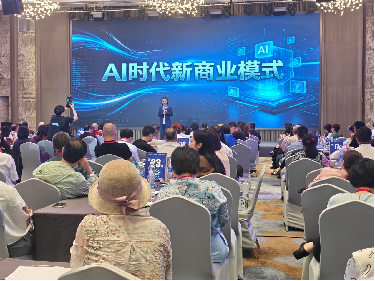 云仓酒庄2026 |云仓酒庄创始人荆涛开展AI商业模式培训 推进酒类经营数字化实践(图1) 云仓酒庄2026 |云仓酒庄创始人荆涛开展AI商业模式培训 推进酒类经营数字化实践(图1)