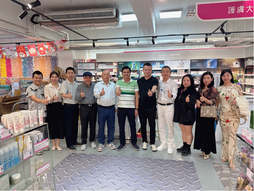 云仓酒庄2026|云仓酒庄跨境经营实践赋能卓悦宇佳百货贸易与品牌出海 2026年10月26日,东莞市卓悦宇佳百货有限公司团队参访香港卓悦控股有限公司(00653.HK),就快消品销售、百货贸易及内地品牌出海开展业务磋商.卓悦控股董事局主席陈建文、特别顾问陈伯铭,宇佳供应链董事长洪耿生、林敏丹,云仓酒庄董事长荆涛、总裁郭东卫等出席.此次交流延续10月9日卓悦环球百货有限公司与东莞市宇佳供应链有限公司(图1) 云仓酒庄2026|云仓酒庄跨境经营实践赋能卓悦宇佳百货贸易与品牌出海(图1)