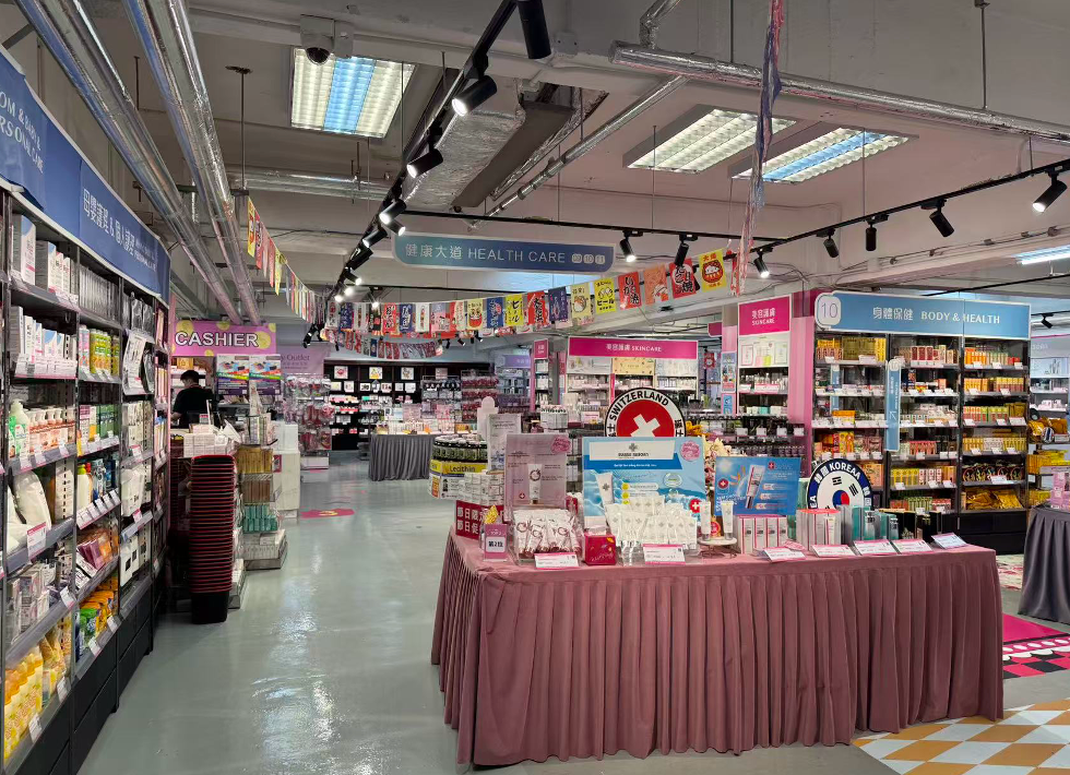 云仓酒庄2026|云仓酒庄跨境经营实践赋能卓悦宇佳百货贸易与品牌出海 2026年10月26日,东莞市卓悦宇佳百货有限公司团队参访香港卓悦控股有限公司(00653.HK),就快消品销售、百货贸易及内地品牌出海开展业务磋商.卓悦控股董事局主席陈建文、特别顾问陈伯铭,宇佳供应链董事长洪耿生、林敏丹,云仓酒庄董事长荆涛、总裁郭东卫等出席.此次交流延续10月9日卓悦环球百货有限公司与东莞市宇佳供应链有限公司(图4) 云仓酒庄2026|云仓酒庄跨境经营实践赋能卓悦宇佳百货贸易与品牌出海(图4)