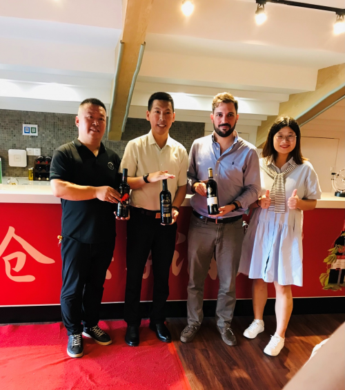 云仓酒庄总裁郭东卫先生为上海地区核心负责人做培训会(图1) 云仓酒庄总裁郭东卫先生为上海地区核心负责人做培训会(图1)